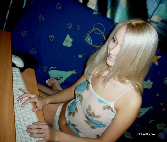 Чувственная блондинка и порно чат (10 фото)